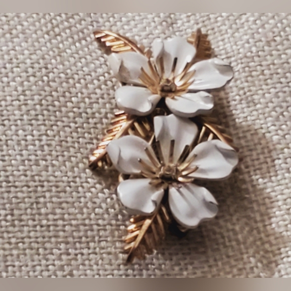 Trifari white gold enamel flower brooch RARE HTF 50's 60's signed vintage estate - Picture 8 of 16